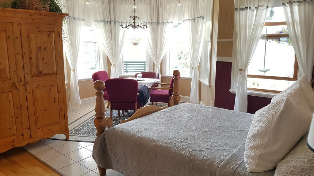 Le Manoir du Vieux Presbytère Port-Daniel Esterno foto